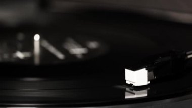 Siyah kayıtta vinil pikap iğnesi yakın plan