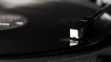 Siyah kayıtta vinil pikap iğnesi yakın plan