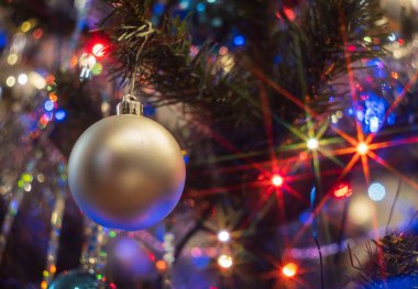 Güzel bir noel balosu ve ladin dalında yakın plan ve ışıklar