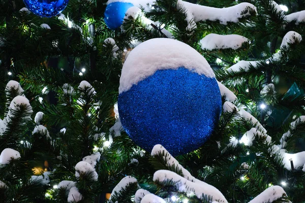 Hermosa Bola Navidad Azul Nieve Una Rama Abeto Cerca —  Fotos de Stock