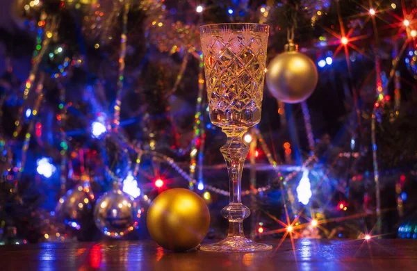 Schönes Glas Mit Champagner Und Weihnachtskugel Auf Dem Hintergrund Eines — Stockfoto