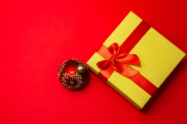 Nouveau Cadeau Année Boule Noël Sur Fond Rouge — Photo