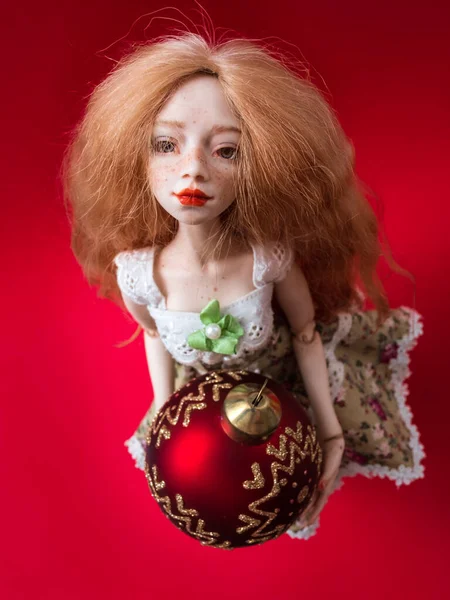 Bola Natal Tangan Boneka Cantik Backgroun Merah — Stok Foto