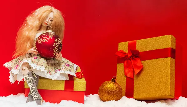 Belle Poupée Avec Une Boule Noël Dans Ses Mains Est — Photo