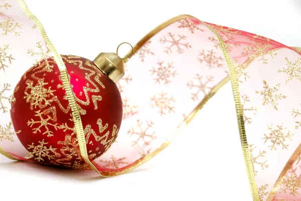 ホワイトにゴールドの装飾とリボンが施された美しいクリスマスレッドボール — ストック写真