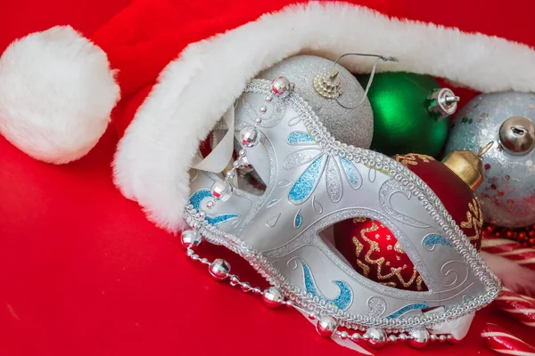 Gorra Navidad Decoraciones Navidad Sobre Fondo Rojo —  Fotos de Stock