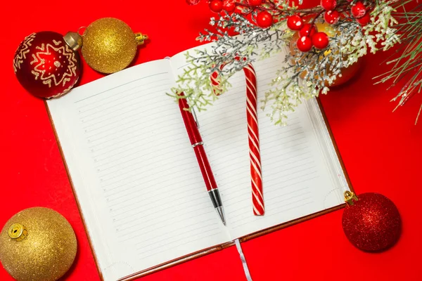 Güzel Kalem Lolipop Bastonu Kırmızı Masa Noel Süslemeleri Üzerinde Defterinde — Stok fotoğraf