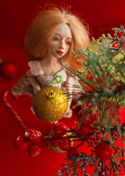 Gadis Boneka Cantik Dengan Bola Natal Tangannya Bawah Cabang Pohon — Stok Foto