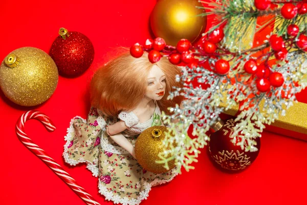 Krásná Panenka Dívka Vánoční Míč Ruce Sedí Pod Větví Vánočního — Stock fotografie