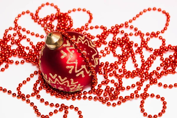 Schöne Rote Weihnachtskugel Und Perlenkranz Pfingsten — Stockfoto
