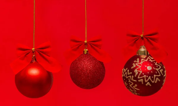 Hermosas Bolas Rojas Navidad Sobre Fondo Rojo —  Fotos de Stock