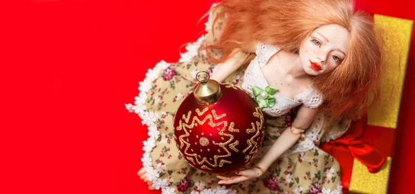 Bola Natal Tangan Boneka Cantik Duduk Atas Kotak Dengan Hadiah — Stok Foto
