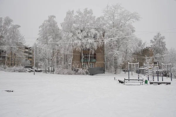 Gamle Sovjetiske Fem Etagers Hus Blandt Snedækkede Træer Vinterdag - Stock-foto