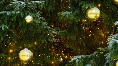 Güzel altın toplar parlayan garlan ile Noel ağacında