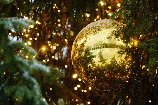Hermosas Bolas Oro Árbol Navidad Con Garlan Brillante —  Fotos de Stock