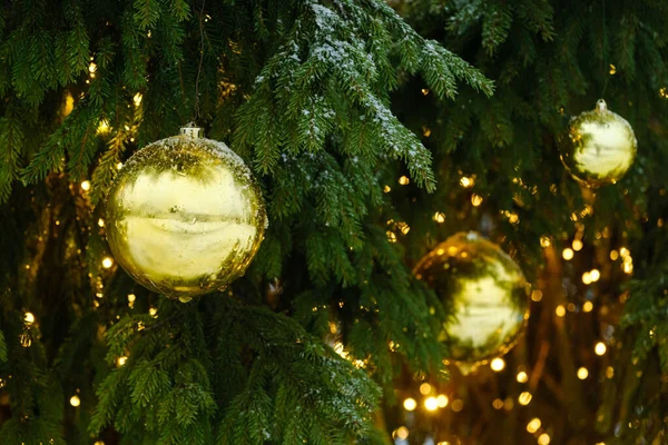 Belles Boules Dorées Sur Arbre Noël Avec Guirlande Éclatante — Photo