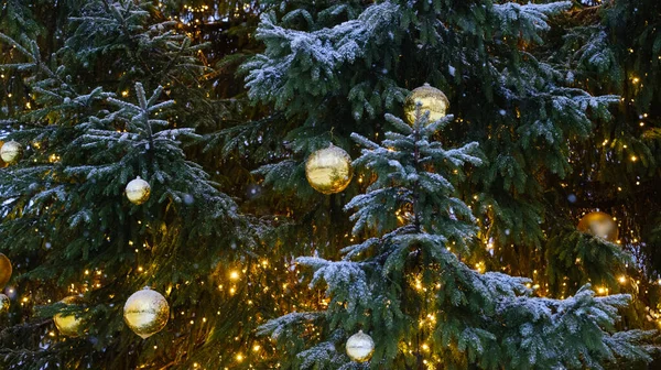 Schöne Goldene Kugeln Weihnachtsbaum Mit Leuchtenden Girlanden — Stockfoto