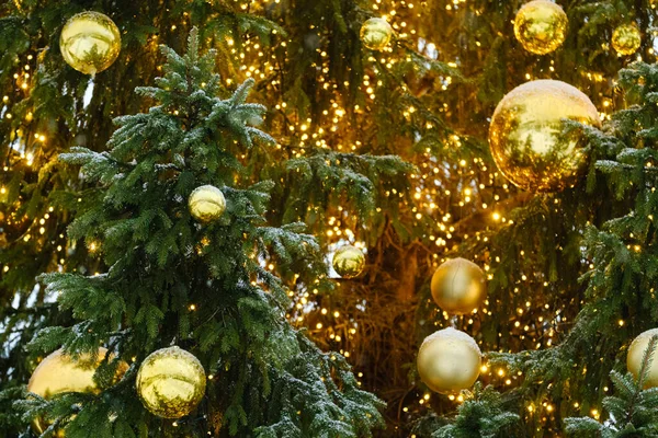 Belle Palle Oro Sull Albero Natale Con Garlan Incandescente — Foto Stock