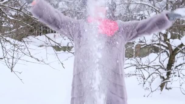 Una Hermosa Mujer Adulta Abrigo Piel Sombrero Lanza Nieve Delante — Vídeos de Stock