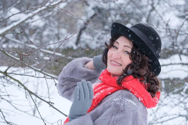 Bela Mulher Adulta Casaco Peles Chapéu Lenço Vermelho Sorri Inverno — Fotografia de Stock
