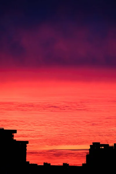 Evlerin Üstündeki Gökyüzünde Güzel Kırmızı Günbatımı Parlıyor Kızıl Akşam Gökyüzü — Stok fotoğraf