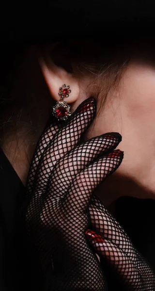 Belle Boucle Oreille Avec Pierre Rouge Dans Oreille Féminine Les — Photo