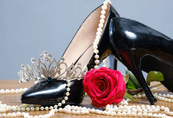 漂亮的黑色专利皮革女鞋 皇冠和女帽 — 图库照片