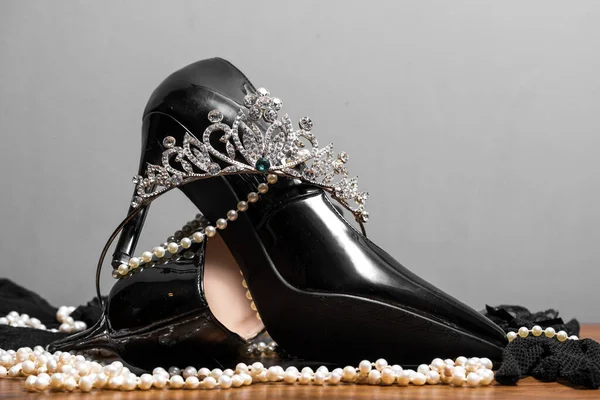 Mooie Zwarte Lakleer Damesschoenen Parels Diadeem Tafel — Stockfoto