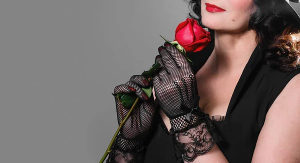 Une Femme Adulte Respectable Portant Des Gants Tient Une Rose — Photo