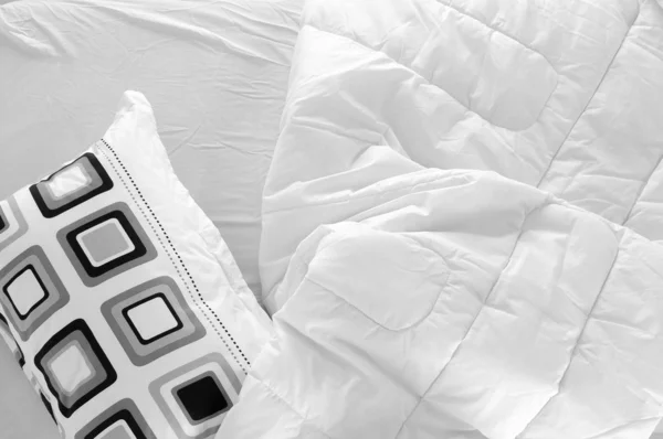 Łóżko na białym tle — Zdjęcie stockowe