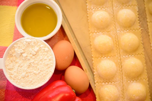 Ravioli met ingrediënten. — Stockfoto