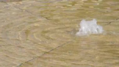 yazı tipi bir havuzda