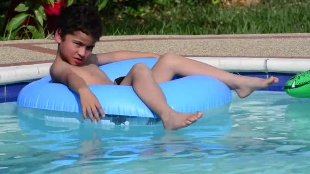 Niño en una piscina . — Vídeo de stock