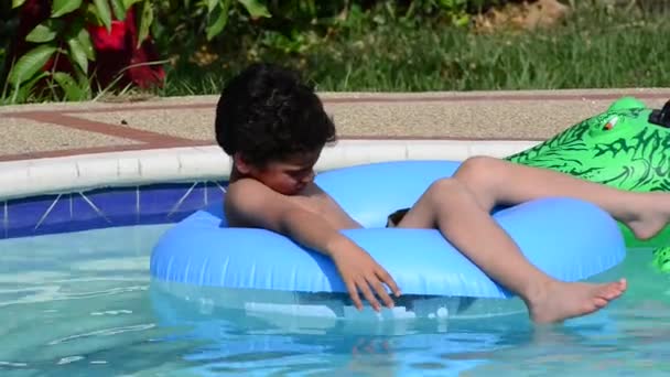 Niño en una piscina . — Vídeos de Stock