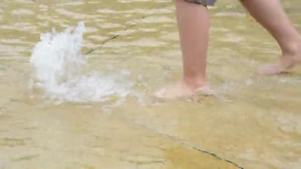 Enfant dans une piscine .