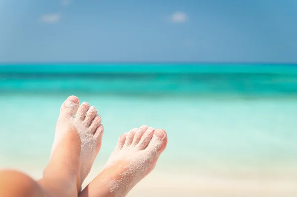 Pés arenosos na praia — Fotografia de Stock