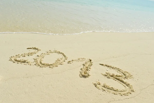 2013 escrito em areia na praia — Fotografia de Stock