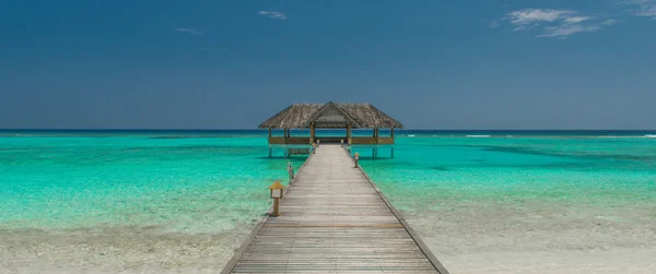 Деревянная пристань над прекрасным Мальдивским морем — стоковое фото