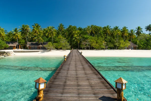 Ponte pedonale sull'oceano turchese su un'isola maldiviana — Foto Stock