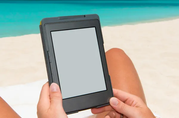 E-Book-Reader am Strand — Stockfoto