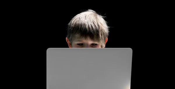 Niño sentado delante de la computadora portátil —  Fotos de Stock