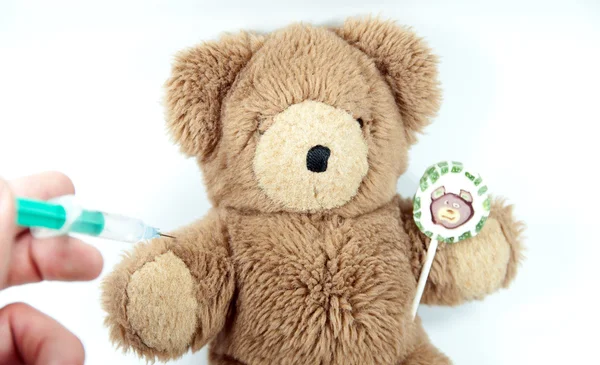 Teddy bir aşı enjeksiyonu Başlarken — Stok fotoğraf