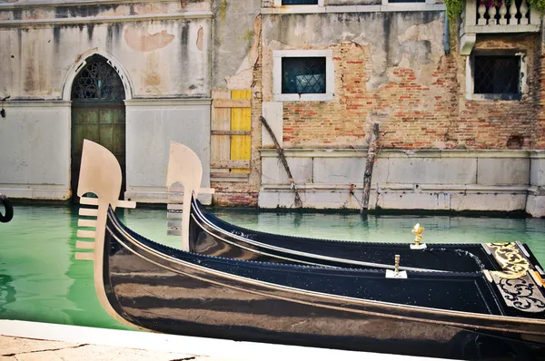 Geleneksel Gondol Venedik 'te bir rıhtımda — Stok fotoğraf