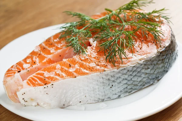 Lachs mit Dill und Meersalz — Stockfoto