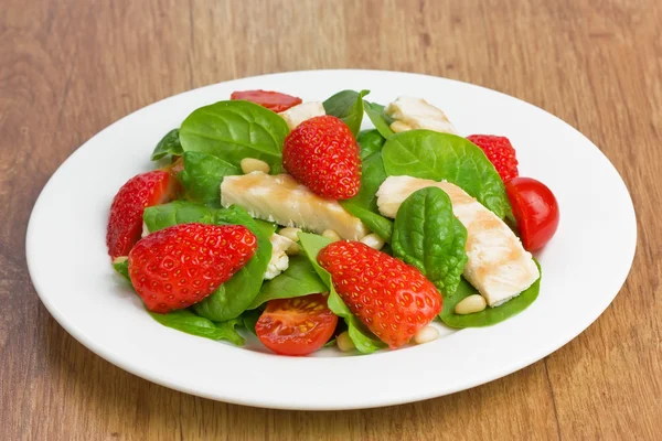 Spinat-Hühnchen-Erdbeersalat — Stockfoto