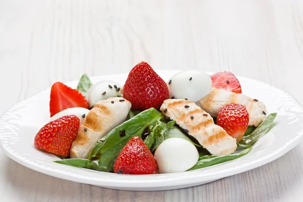 Salada de morango de frango com espinafre — Fotografia de Stock