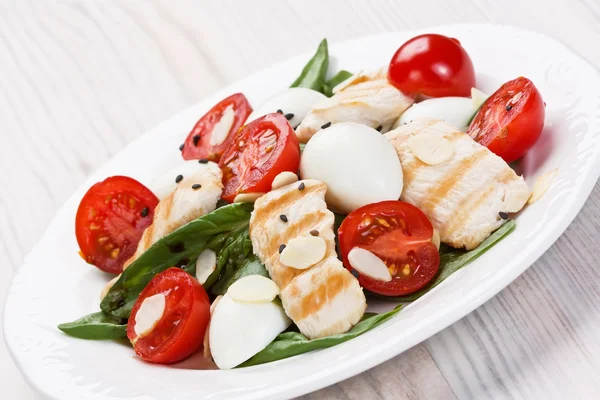 Spinach chicken salad — Stock Photo, Image