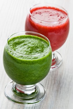 Ispanak ve çilek smoothie