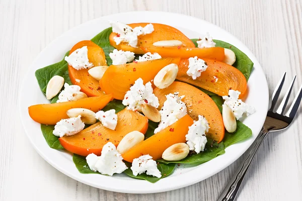 Spinach persimmon goat cheese salad — Stock Photo, Image