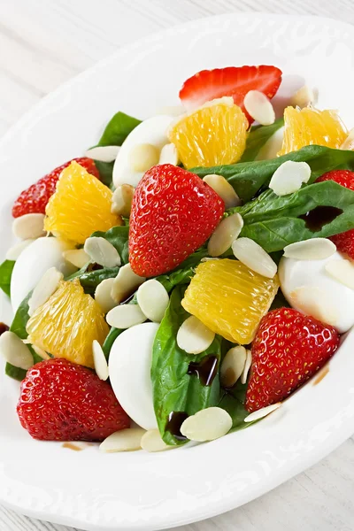 Spinat-Erdbeer-Orangen-Wachteleier-Salat mit Mandelscheiben — Stockfoto